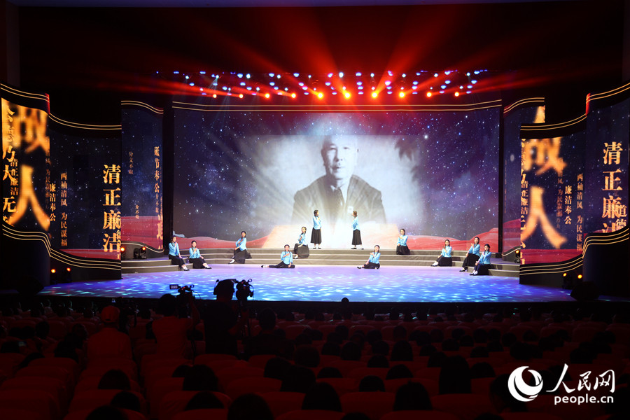 小组唱《嘉风庚雨浥俭廉》。人民网记者 陈博摄