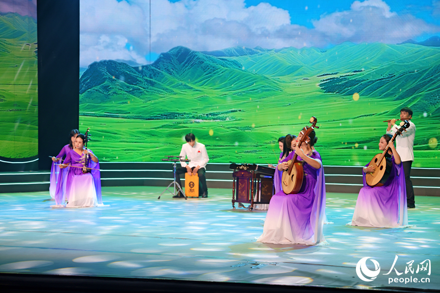 民乐合奏《赛马》。人民网记者 陈博摄